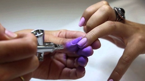 Hvordan bruke en airbrush for negler? Lær å flush the Gradient Machine – Setafi