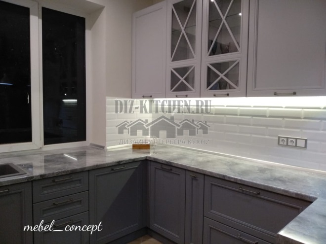 White and gray classic U-shaped kitchen