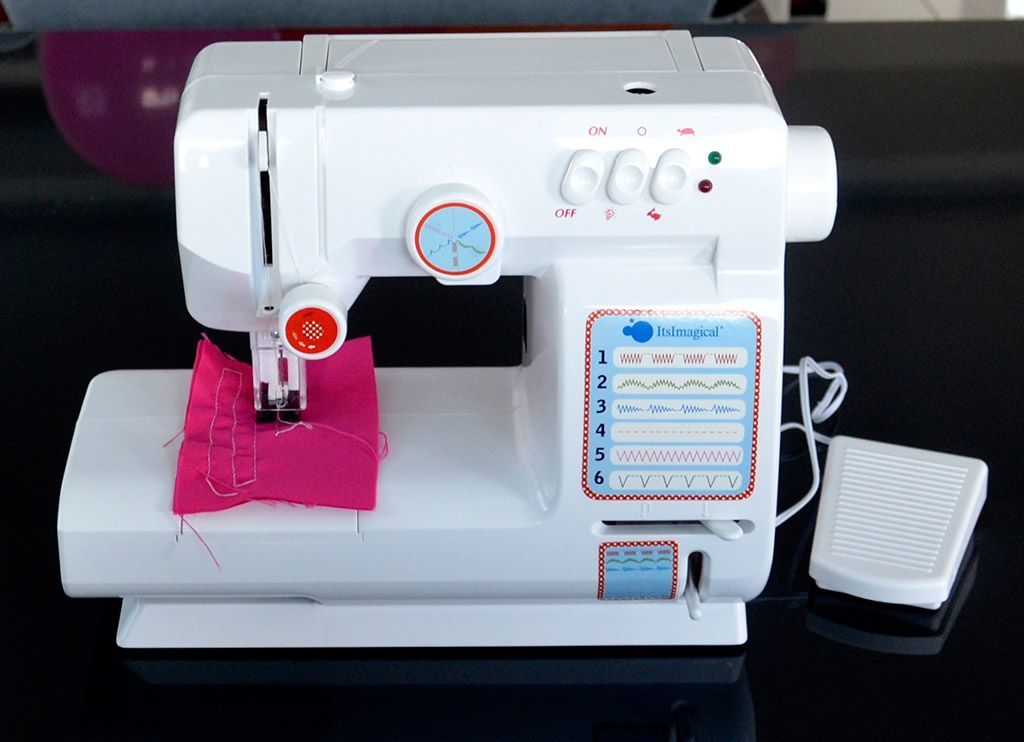 Vaikų siuvimo mašina, kuri siuva tikrą: geriausi modeliai