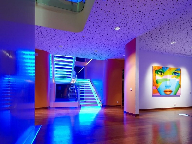 Illuminazione blu nella hall