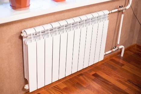 ¿Cuánta agua hay en el radiador de calefacción?