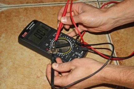 Kontroll av elektrisiteten til en gasskjele med et multimeter
