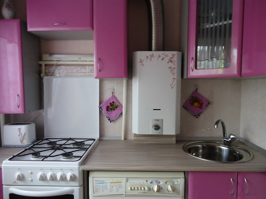 Sådan skjules en gasvandvarmer i køkkenet: sikkerhedskrav + et udvalg af de bedste camouflage -ideer