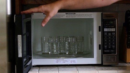 How to sterilize jars in the microwave