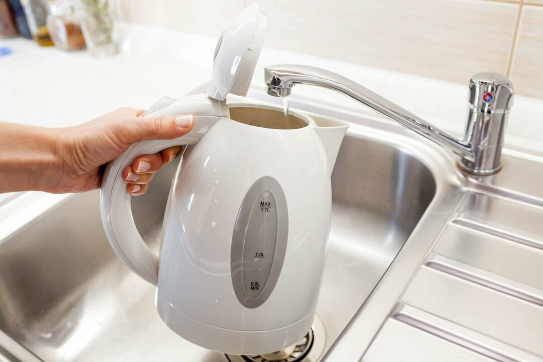 Why do you need to pour cold water into the kettle?