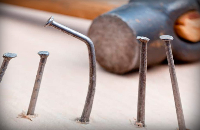 Un buen martillo: calificación de los mejores para trabajos domésticos y de reparación, plomería, alisado, carpintería, techado, para un albañil