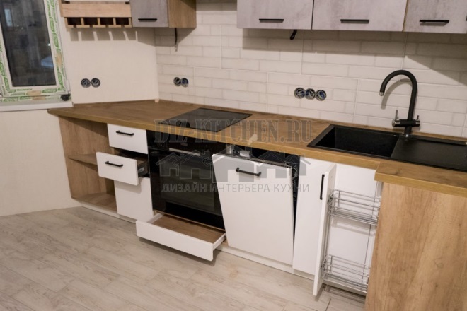 Witte en grijze keuken met hout, schuine fronten