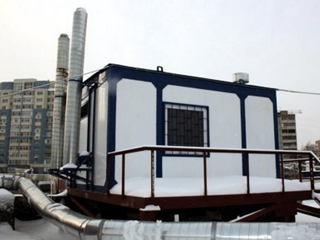 Sala de calderas de gas en la azotea de un edificio de varios pisos