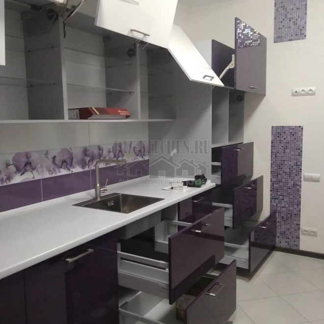 Valkoinen ja violetti keittiö, 12 neliömetriä. m