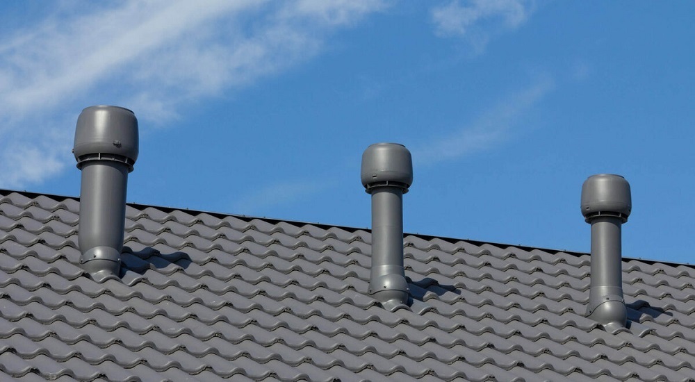 Vetracie potrubia na streche domu: usporiadanie výstupu výfukového potrubia cez strechu