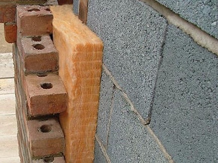 Aislamiento de una casa de bloques de hormigón de arcilla expandida.