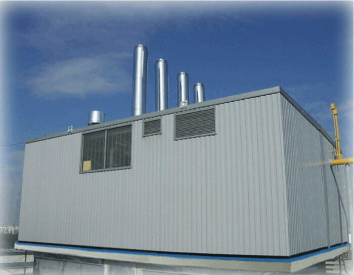 Sala de calderas para equipos de gas en el techo de un edificio de varios pisos.