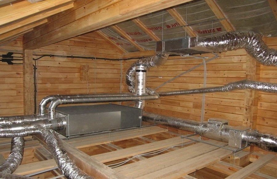 Sådan slipper du af med kondensat i ventilationsrøret: måder at opsamle og fjerne vand fra emhætten