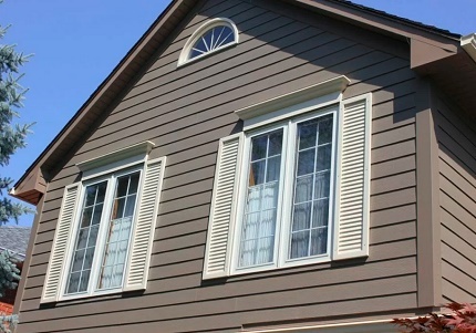 Finestra di ventilazione nel frontone della casa