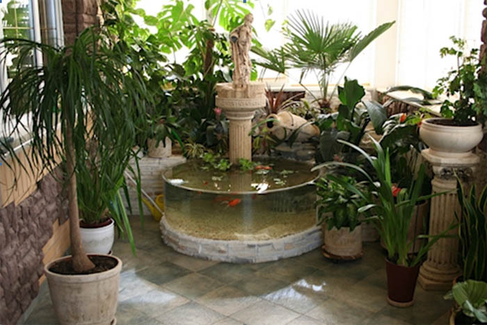 Innendørs fontener og planter 
