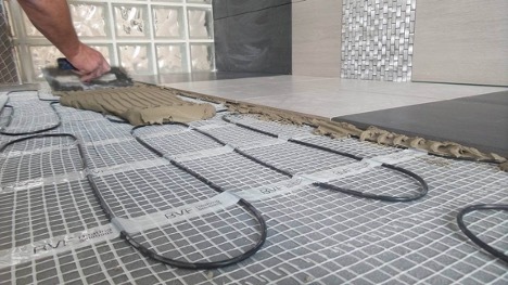 Warme elektrische vloer onder porseleinen steengoed