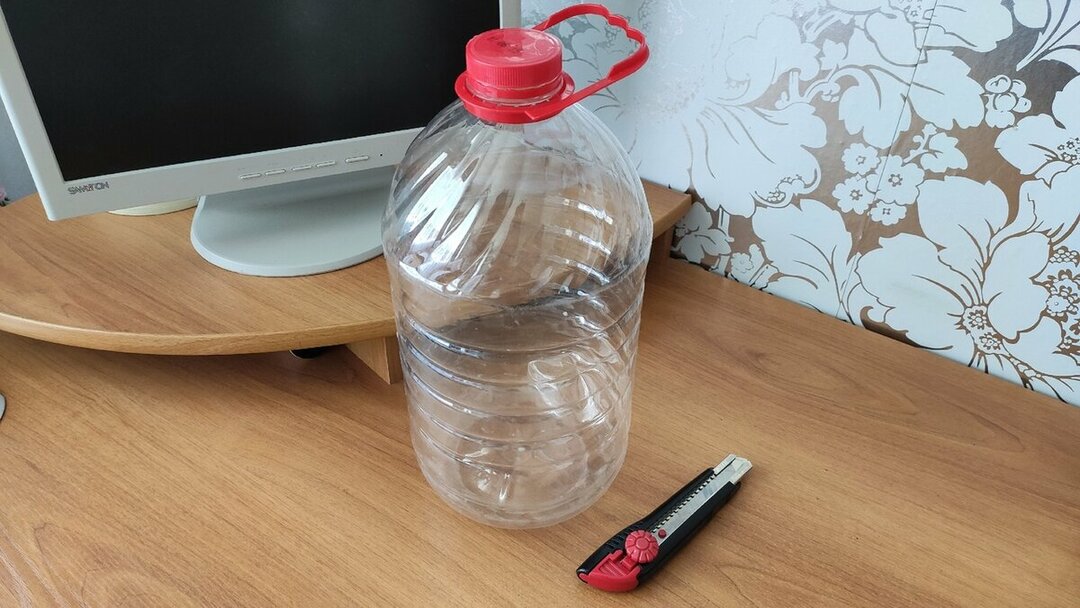 Opbevaring i køleskab med en fem-liters flaske