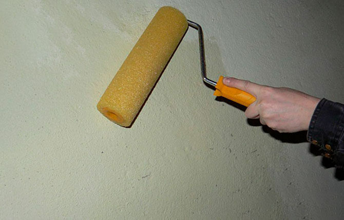 Preparación de paredes para empapelar: instrucciones paso a paso de bricolaje, el proceso de limpieza, aplicación de tierra, eliminación de irregularidades