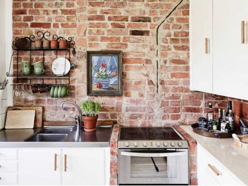 Originalios dekoratyvinės plytų sienos virtuvės interjere