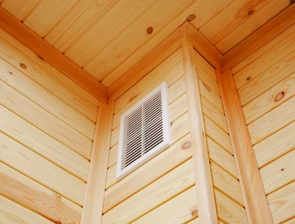 Puits de ventilation dans une maison en bois