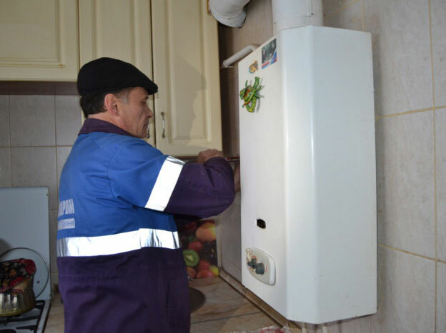 Installazione di una colonna da parte di un dipendente del servizio gas