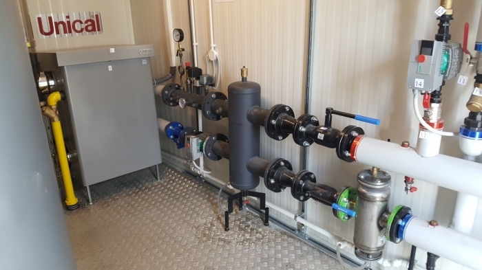Calderas e interruptores de agua en la sala de calderas de gas de un edificio de gran altura 