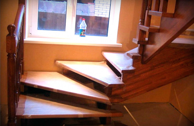 Kuinka tehdä portaat omin käsin: puu, metalli, laskenta- ja asennusmenettely, vaiheittaiset ohjeet