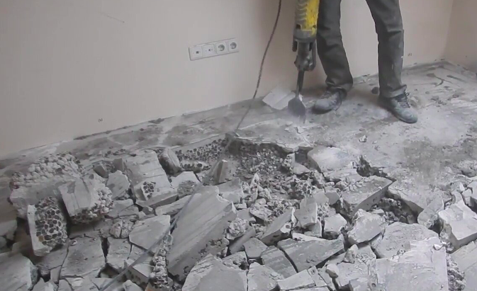 Cementa-smilšu grīdas seguma demontāža dzīvoklī: kā noņemt slāni - Setafi