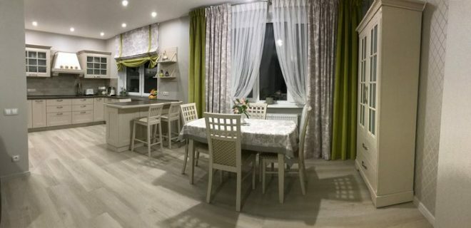 Prostorna kuhinja-dnevna soba v slogu Provence z barom