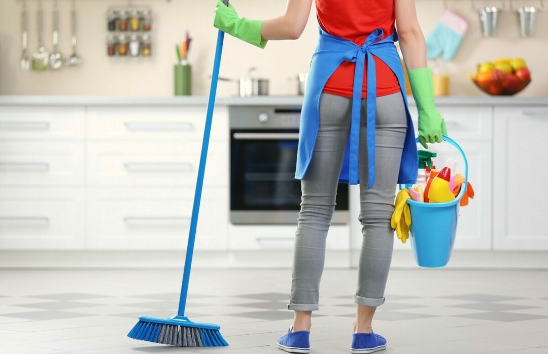 Aiutanti domestici immaginari che complicano solo le pulizie