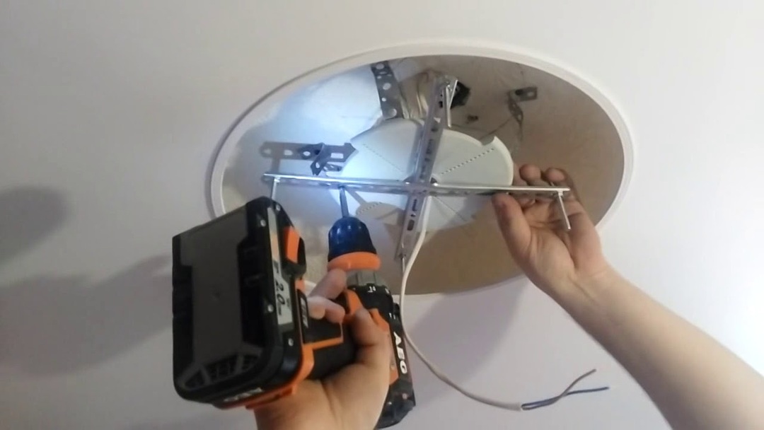 Incorporamento per un lampadario in un soffitto teso: istruzioni dettagliate per l'installazione di piattaforme per lampadari