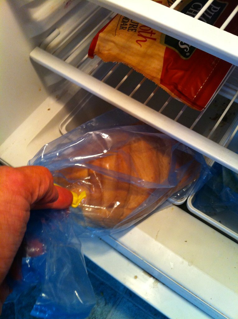 bröd i kylskåpet foto
