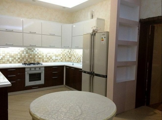 Spacieuse cuisine-salle à manger avec un coin salon de 29 m². m.