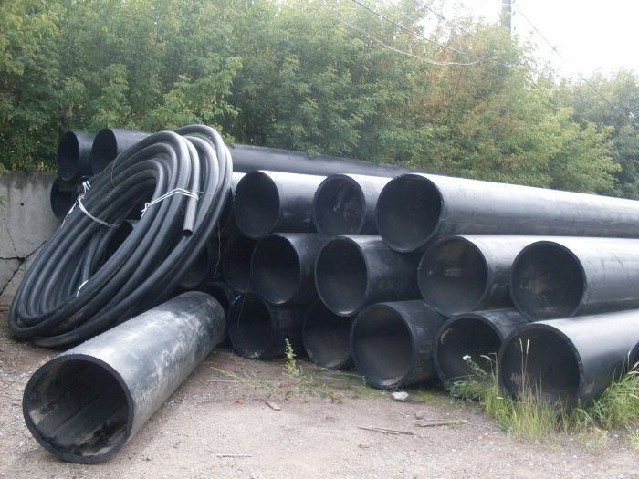 Polyethylene pipes on the road 