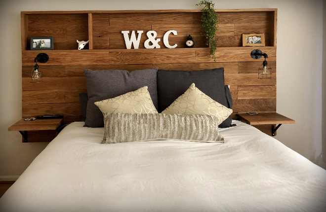 Tête de lit en bois avec étagères
