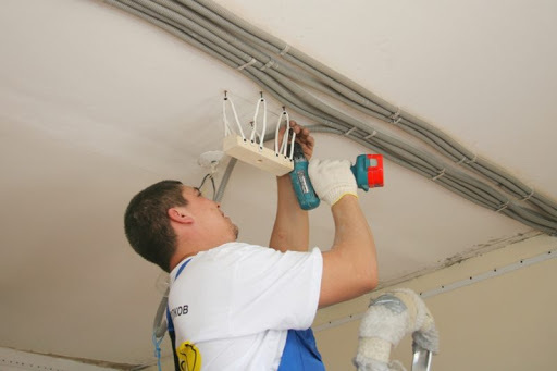 Préparation du câblage du plafond tendu
