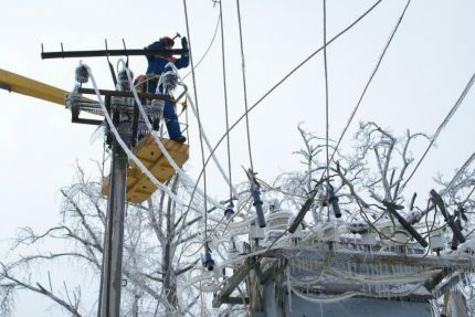 Eletricistas eliminam os efeitos da chuva congelante