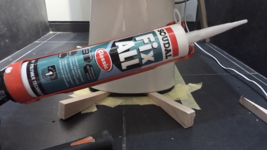 How to put the toilet on the glue, so as not to fall off