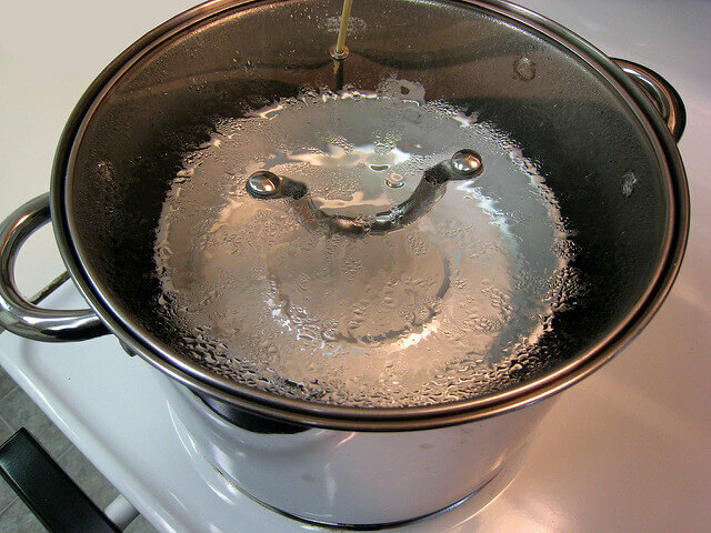 Destilace vody v hrnci