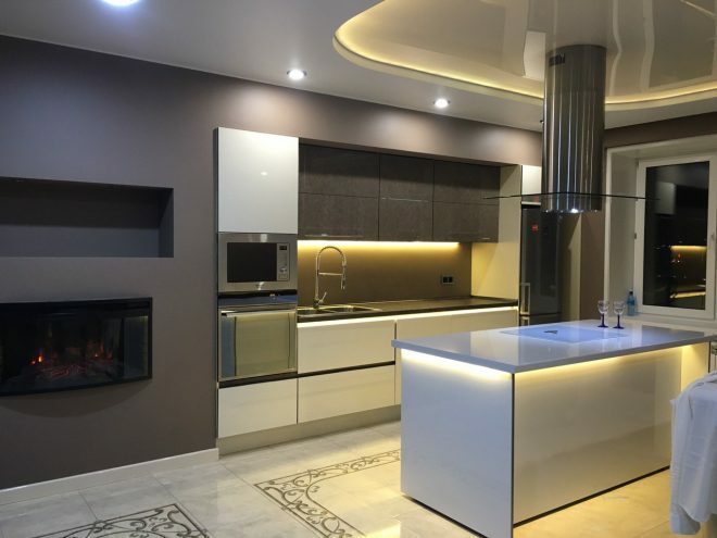 Cozinha moderna: iluminação elegante e ilha