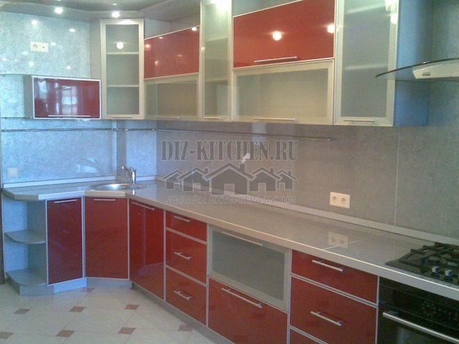 Bílá a červená kuchyně s plastovými čely