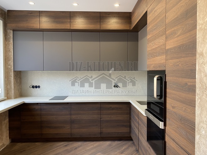 Šiuolaikinės virtuvės medienos grūdai su švelniais fasadais