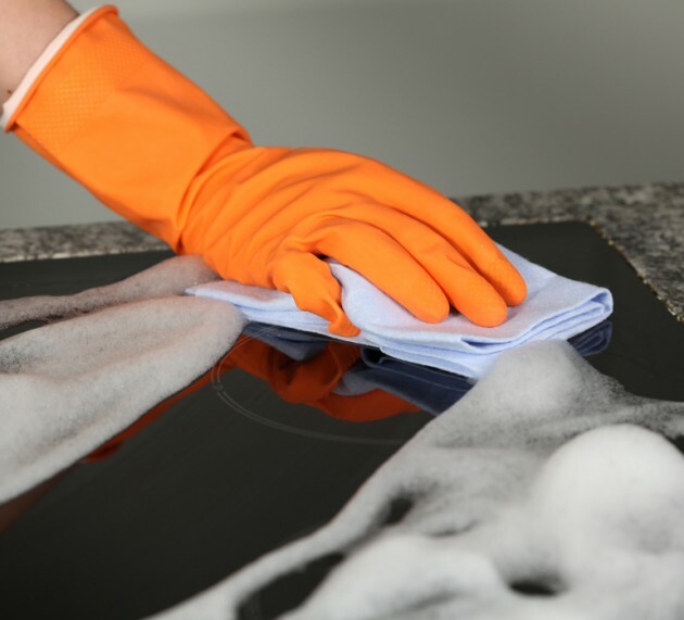 vyčistěte sklokeramickou varnou desku doma