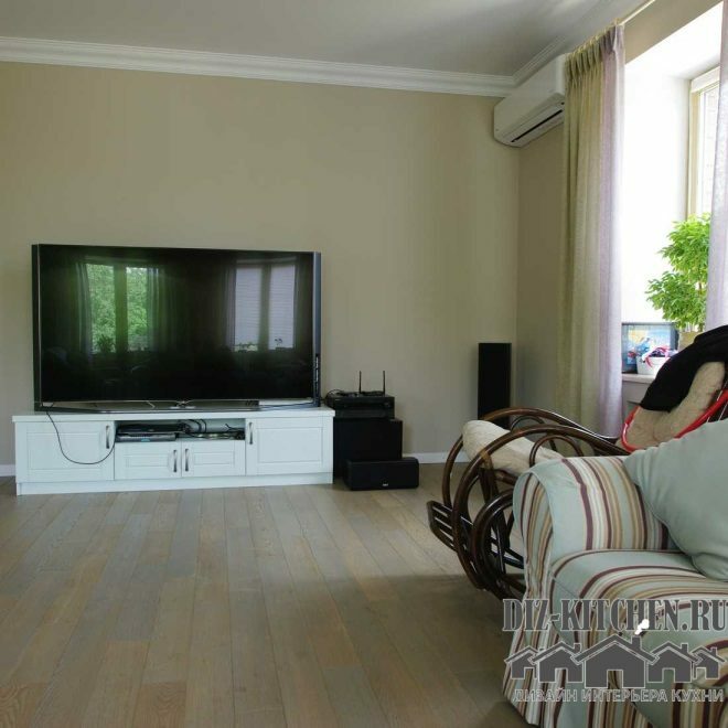 Klasická kuchyně-obývací pokoj z masivního dřeva v soukromém domě