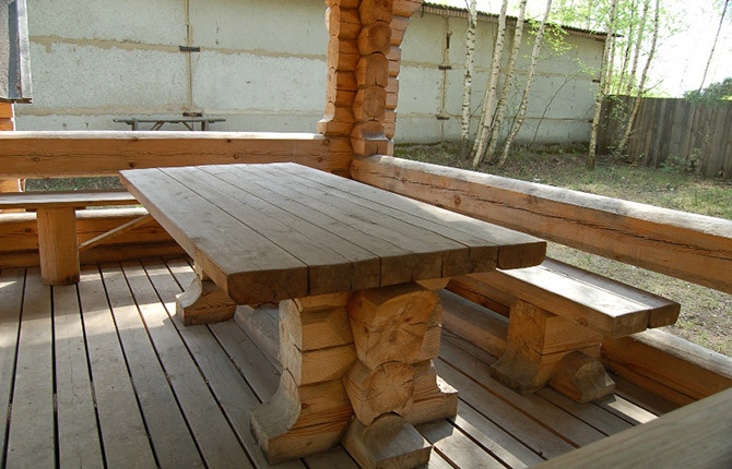 Table in the gazebo with your own hands