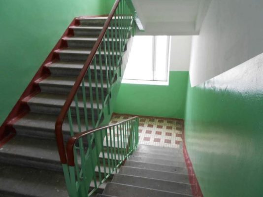 Por que pintar as bordas de passos nos corredores?