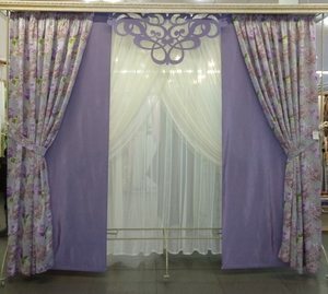 How the colors of the curtains are combined