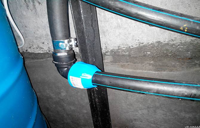 What are the advantages of compression fittings for HDPE pipes