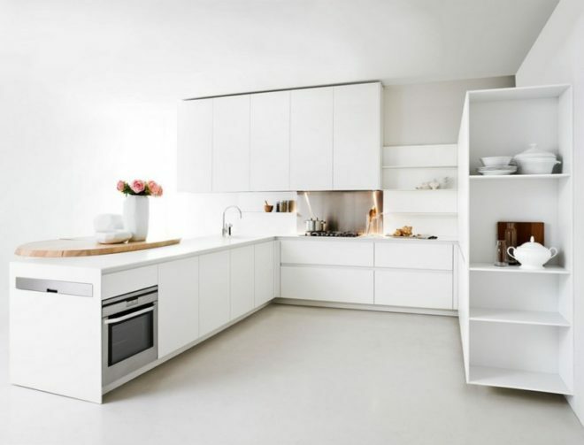 Bucătărie albă în stilul minimalismului