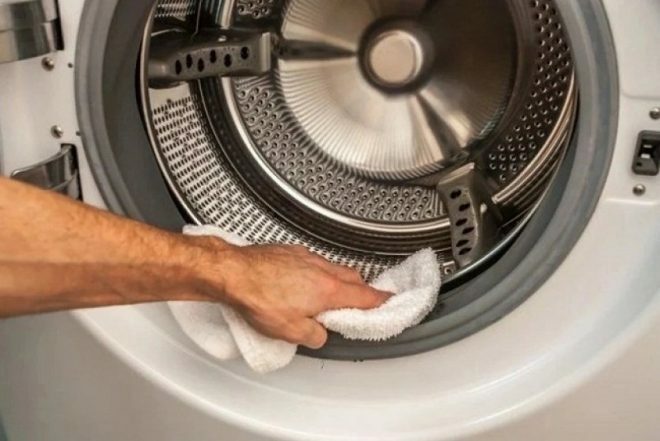 Cleaning the washing machine by hand